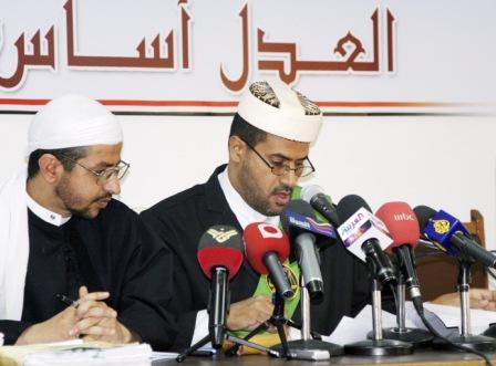 رئاسة المحكمة تتلو الحكم بحق المدانين أمس